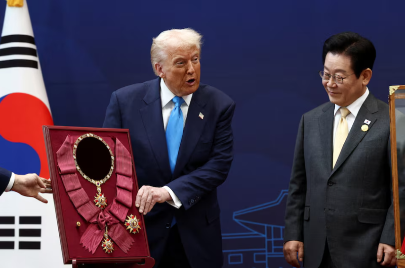 Tổng thống Mỹ Donald Trump được trao tặng "Huân chương Mugunghwa vĩ đại" trong cuộc gặp với Tổng thống Hàn Quốc Lee Jae Myung tại Gyeongju, Hàn Quốc, ngày 29/10. Ảnh: Reuters.