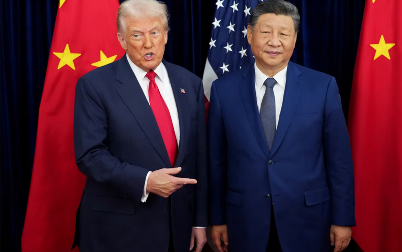 Tổng thống Mỹ Donald Trump chào đón Chủ tịch Trung Quốc Tập Cận Bình trước cuộc gặp song phương tại Căn cứ Không quân Gimhae ở Busan, Hàn Quốc, hôm 30/10. Ảnh: Reuters.