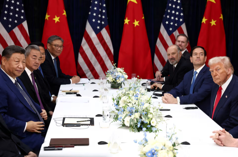 Ông Trump và ông Tập hội ngộ tại Hàn Quốc Cú bắt tay ấm áp giữa căng thẳng toàn cầu 2.png