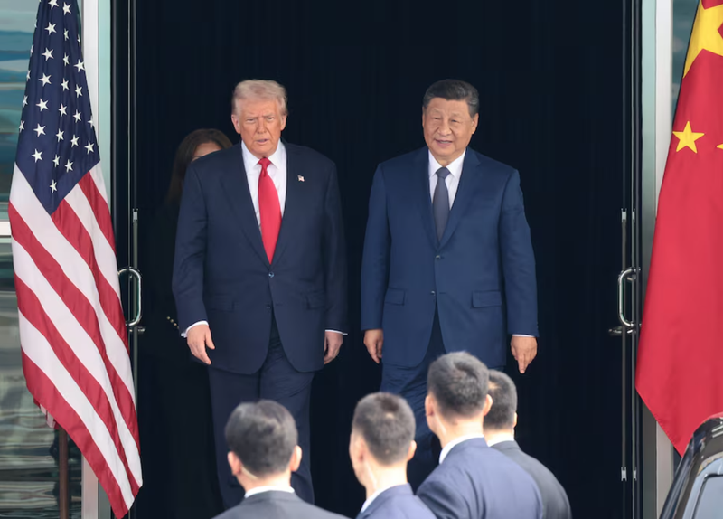 Tổng thống Mỹ Donald Trump và Chủ tịch Trung Quốc Tập Cận Bình bước ra sau cuộc gặp song phương tại Sân bay Quốc tế Gimhae, bên lề hội APEC tại Busan, Hàn Quốc ngày 30/10. Ảnh: Reuters.