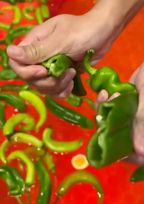 Người Trung Quốc tắm trong nồi lẩu Tứ Xuyên Y học cổ truyền tạo cảm hứng cho xu hướng độc lạ.png