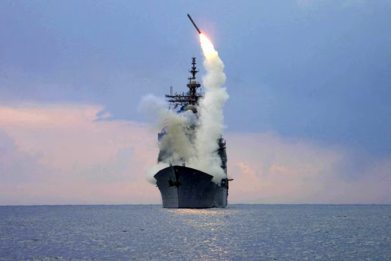 Một tên lửa tấn công mặt đất Tomahawk được phóng từ tàu tuần dương tên lửa dẫn đường USS Cape St. George, năm 2003. Ảnh: Reuters.