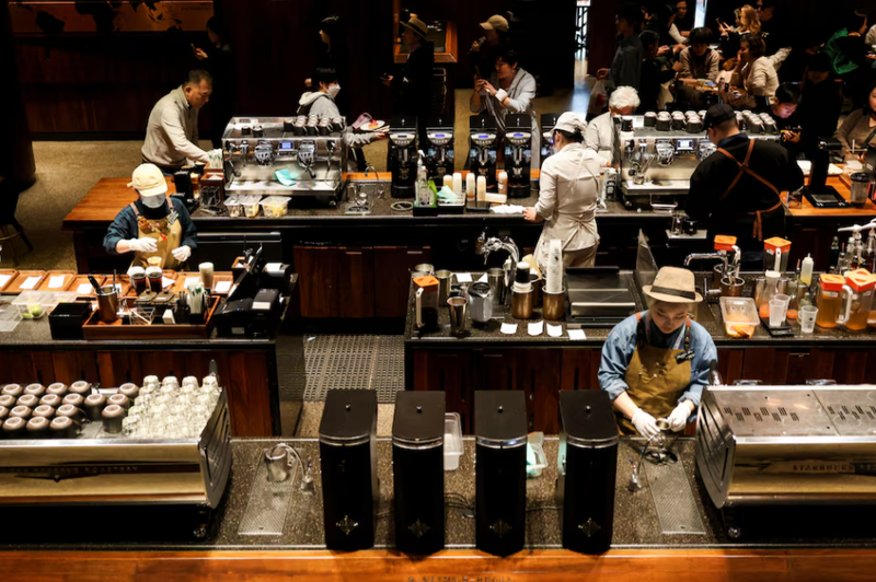 Các nhân viên đang pha chế đồ uống tại Starbucks Reserve Roastery, cửa hàng Starbucks lớn nhất thế giới, ở Thượng Hải, Trung Quốc, ngày 28/2/2025. Ảnh: Reuters.