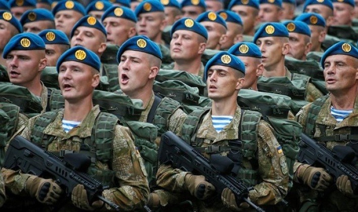 Quân nhân Ukraine trong một cuộc diễu hành. Ảnh: MW.