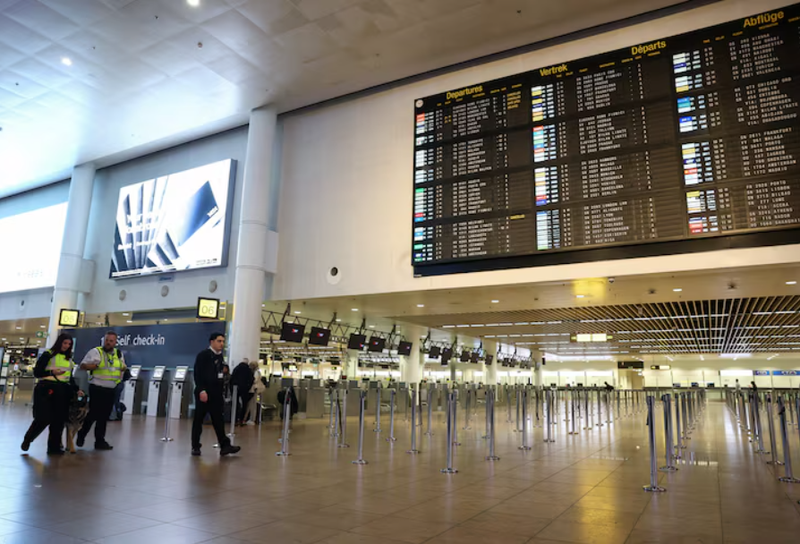 Nhân viên đi ngang qua bảng thông báo khởi hành tại Sân bay Brussels sau khi cơ quan kiểm soát không lưu Bỉ báo cáo phát hiện một UAV tại Zaventem, Bỉ, ngày 4/11. Ảnh: Reuters.