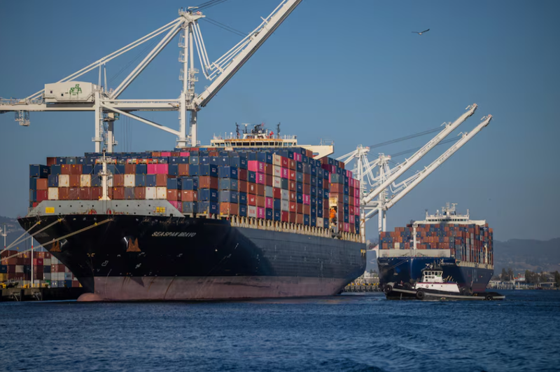 Một tàu chở hàng chứa đầy các container vận chuyển được nhìn thấy tại cảng Oakland, California, Mỹ ngày 4/8. Ảnh: Reuters.