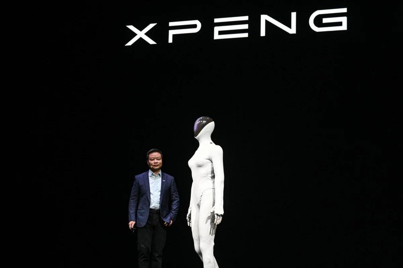 He Xiaopeng, đồng sáng lập kiêm chủ tịch của hãng sản xuất xe điện Trung Quốc Xpeng, ra mắt robot hình người Iron thế hệ tiếp theo của công ty. Ảnh: AFP.
