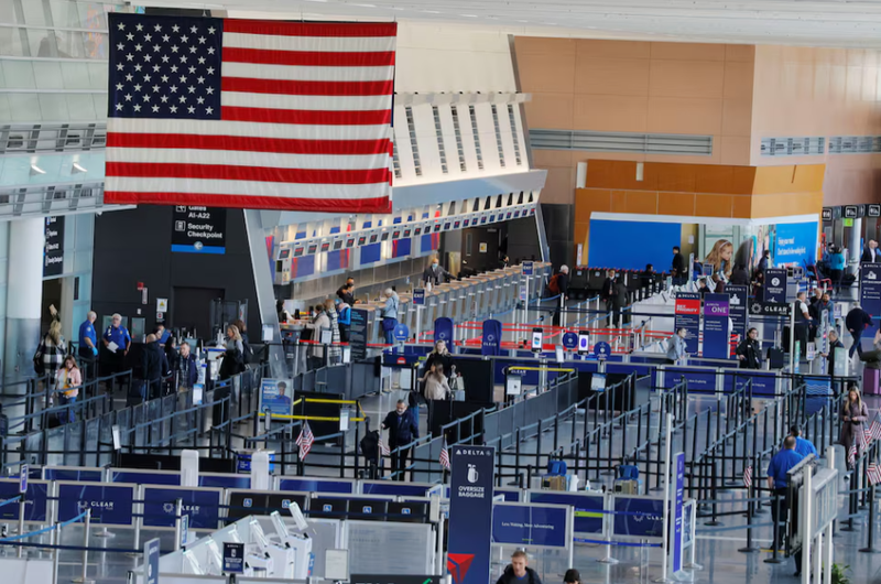 Các hãng hàng không hủy chuyến bay tại 40 sân bay lớn sau khi chính phủ áp dụng lệnh cắt giảm chưa từng có đối với hoạt động du lịch hàng không, với lý do lo ngại về an toàn kiểm soát không lưu do tình trạng đóng cửa chính phủ kéo dài. Ảnh: Reuters.