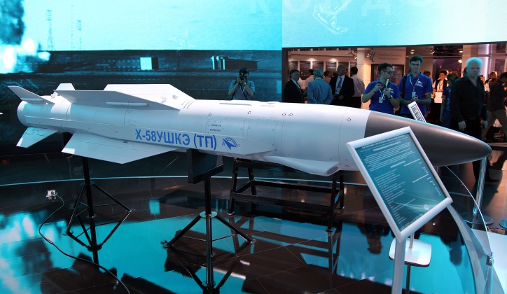 Su-57 lần đầu lộ móng vuốt tàng hình Nga tung video chiến đấu cơ mang tên lửa diệt radar siêu tốc 2.jpg