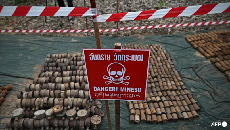 Những quả mìn cũ được thu hồi từ các khu vực tranh chấp sau cuộc xung đột biên giới Thái Lan-Campuchia được trưng bày trong chuyến tham quan báo chí do Quân đội Hoàng gia Thái Lan tổ chức tại tỉnh biên giới Surin vào ngày 20/8. Ảnh: AFP.