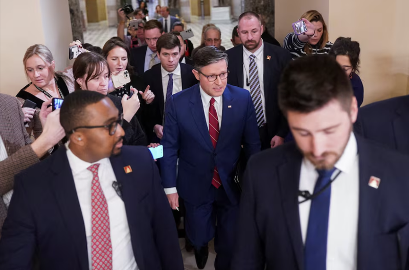 Chủ tịch Hạ viện Mỹ Mike Johnson đi bộ giữa đám đông giới truyền thông, khi các thành viên Hạ viện trở về Washington sau 53 ngày nghỉ ngơi để bỏ phiếu về việc chấm dứt tình trạng đóng cửa chính phủ, ngày 12/11. Ảnh: Reuters.