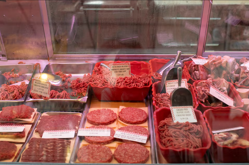 Một số loại thịt bò xay được trưng bày trong tủ bán thịt tại Chợ phía Đông ở Washington, Mỹ. Ảnh: Reuters.