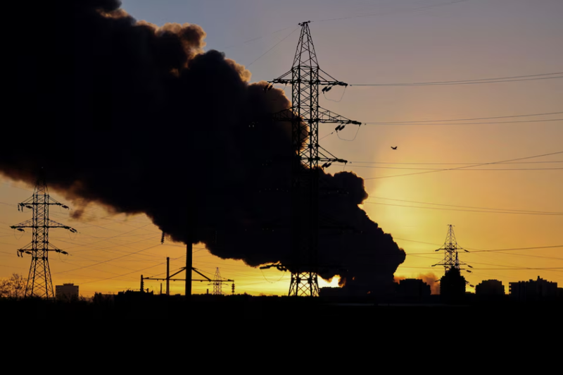 Khói bốc lên trên thành phố Lviv, Ukraine sau cuộc tấn công bằng tên lửa và máy bay không người lái của Nga rạng sáng 19/11. Ảnh: Reuters.