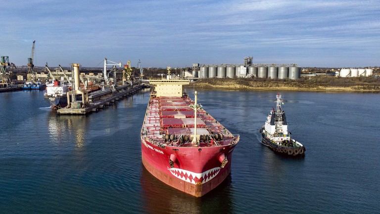 Một tàu chở ngô khởi hành từ Chernomorsk, Odessa, miền Nam Ukraine. Ảnh: Getty.
