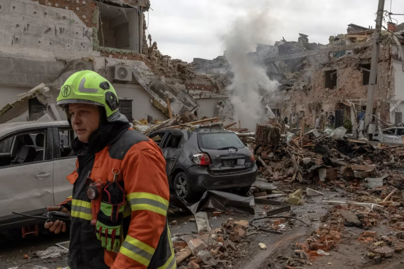 Lực lượng cứu hộ làm việc ở khu vực ngoại ô Kiev, Ukraine vào ngày 28/9. Ảnh: AFP.