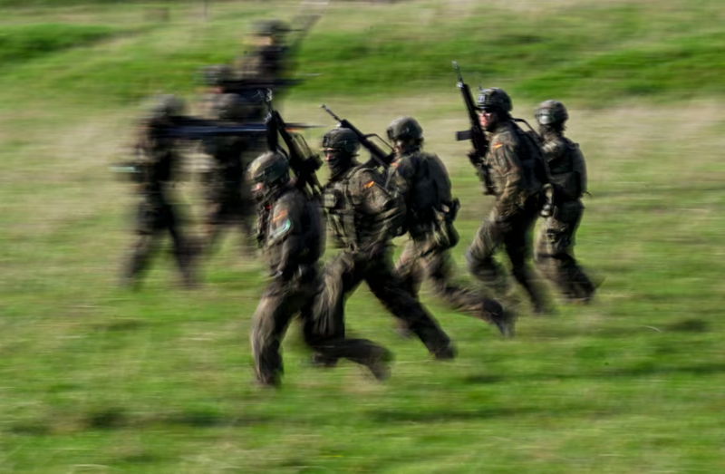 Tân binh của Quân đội Đức tham gia tập trận chiến đấu tại doanh trại Westfalen-Kaserne ở Ahlen, miền Tây nước Đức. Ảnh: AFP.