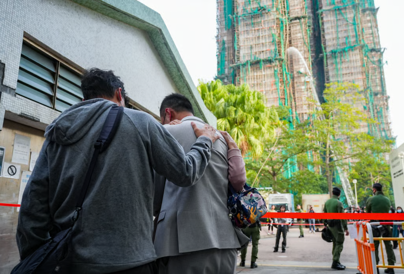 Cụ ông 76 tuổi tìm gia đình trong đống tro tàn, cộng đồng mạng Hong Kong gửi thông điệp đau buồn.png