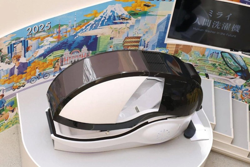 Máy giặt người, thu hút sự chú ý tại Triển lãm Osaka, được trưng bày vào tháng 4. Ảnh: AFP.