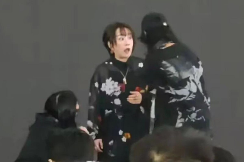 Buổi biểu diễn của ca sĩ Nhật Bản Maki Otsuki tại một sự kiện anime ở Thượng Hải đã bị dừng đột ngột. Ekip của cô cho biết cô đã "trở về nhà an toàn". Ảnh: SCMP.