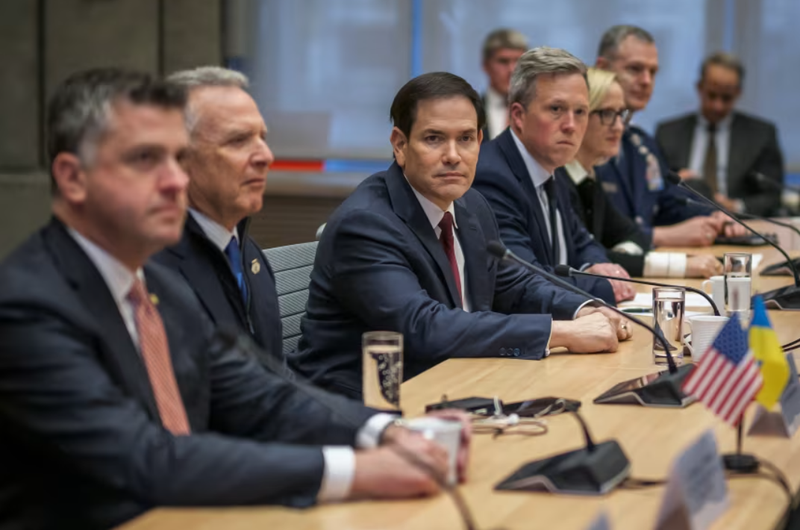 Đặc phái viên Mỹ Steve Witkoff, Ngoại trưởng Marco Rubio tại cuộc họp với các quan chức Ukraine hôm 30/11. Ảnh: Reuters.