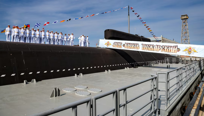 Các thành viên thủy thủ đoàn xếp hàng trong buổi lễ thượng cờ hải quân trên tàu ngầm mang tên lửa đạn đạo chạy bằng năng lượng hạt nhân Knyaz Pozharsky tại Severodvinsk, vùng Arkhangelsk, Nga ngày 24/7. Ảnh: Reuters.