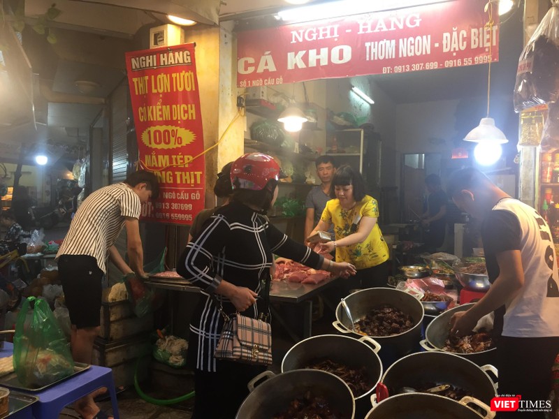 Người dùng tìm mua thịt lợn ở siêu thị và các sạp đảm bảo tiêu chuẩn an toàn ở các chợ truyền thống.