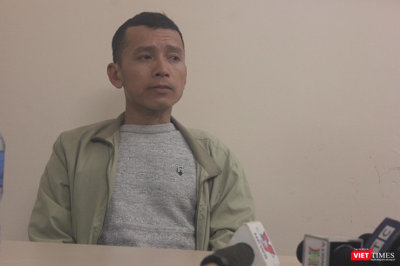 Người cha cố gắng đi tìm công lý cho con gái. Người cha cố gắng đi tìm công lý cho con gái.