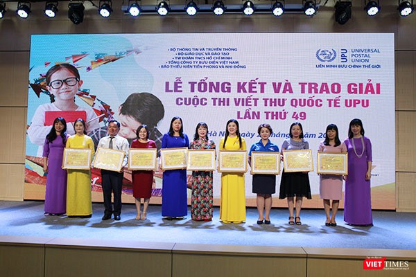 Ban tổ chức trao Bằng khen cho các trường có học sinh đạt giải cao tại cuộc thi viết thư UPU 49.