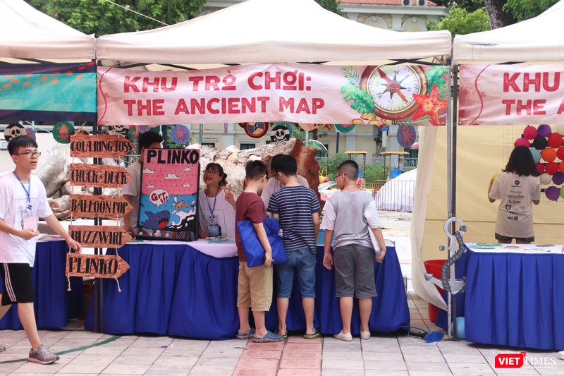 Hội chợ sách thu hút nhiều bạn trẻ tham gia.