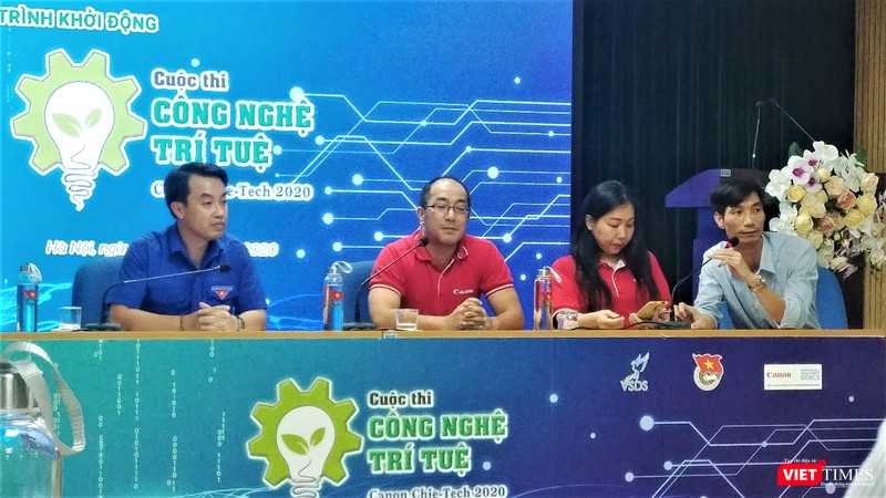 Ban Tổ chức “Công nghệ Trí tuệ Canon Chie-Tech” giải đáp thắc mắc của sinh viên xoay quanh cuộc thi.