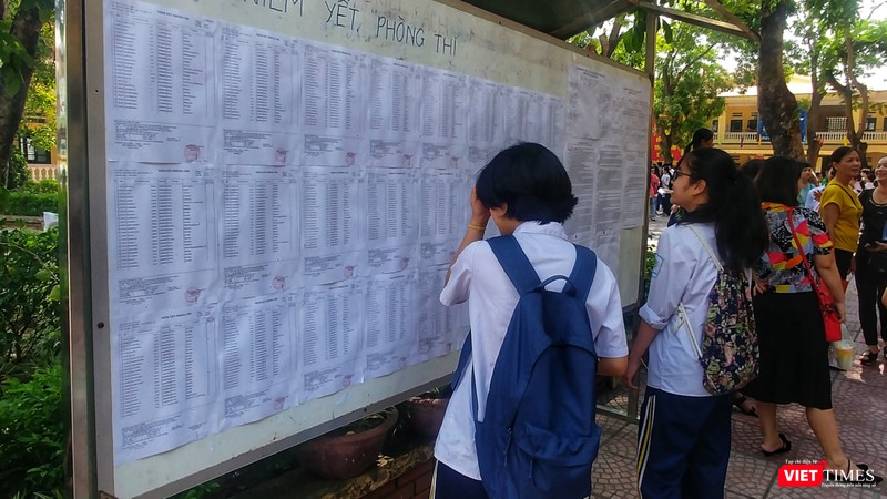 Không khí ngày làm thủ tục dự thi và phổ biến quy chế thi tuyển sinh vào lớp 10 tại điểm trường THCS Phú Diễn – Bắc Từ Liêm, Hà Nội.