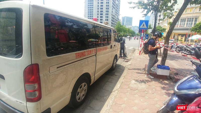 Trung tâm Y tế quận Cầu Giấy cũng có mặt tại hiện trường.