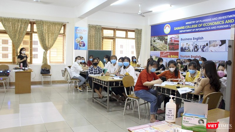 Bộ GD&ĐT đề nghị dành chỉ tiêu xét tuyển cho các thí sinh phải cách ly ảnh 1 Người tham gia tổ chức thi THPT có thể phải mặc đồ bảo hộ để tránh lây chéo COVID-19