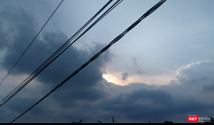 Vầng mây ngũ sắc được gia đình chị Hương, tại An Lạc - Hoa Lư - Ninh Bình chụp được trước cửa chùa An Phong tự