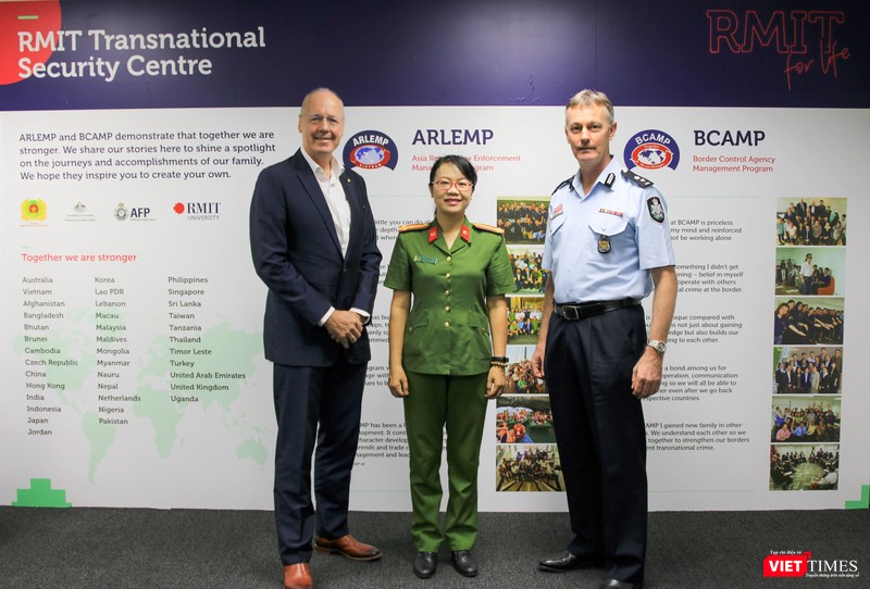 (Từ phải qua trái) Đại tá Roger Brown (Trưởng sĩ quan liên lạc Cảnh sát Liên bang Úc tại Việt Nam), Thượng tá Vũ Thu Hạnh (Bộ Công an Việt Nam) và ông Phillip Dowler (Trưởng cơ sở Hà Nội, Đại học RMIT) tại Lễ khai giảng khóa đào tạo. Ảnh: HMN.