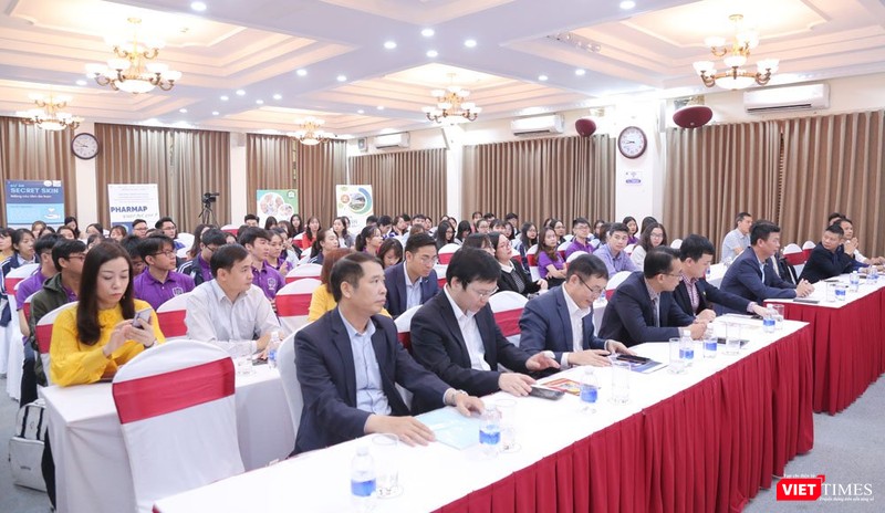 Khách mời và đại diện BTC sự kiện. Khách mời và đại diện BTC sự kiện.