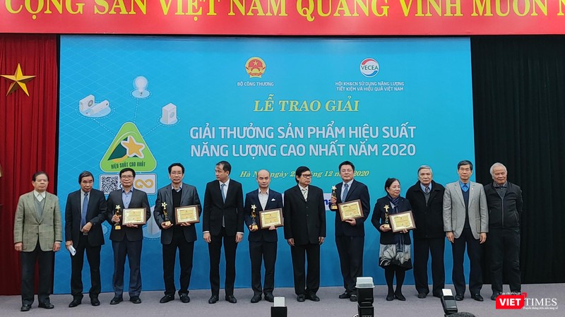 Đại diện các doanh nghiệp đạt giải “Sản phẩm hiệu suất năng lượng cao nhất năm 2020”. Đại diện các doanh nghiệp đạt giải “Sản phẩm hiệu suất năng lượng cao nhất năm 2020”.