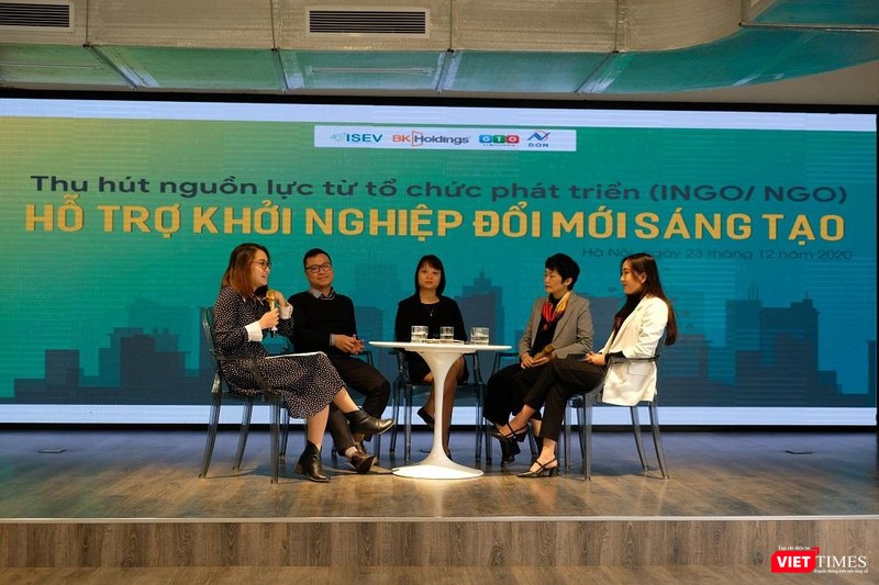 Các chuyên gia trao đổi kinh nghiệm tại hội thảo “Thu hút nguồn lực từ tổ chức phát triển (INGO/NGO) hỗ trợ khởi nghiệp đổi mới sáng tạo”.
