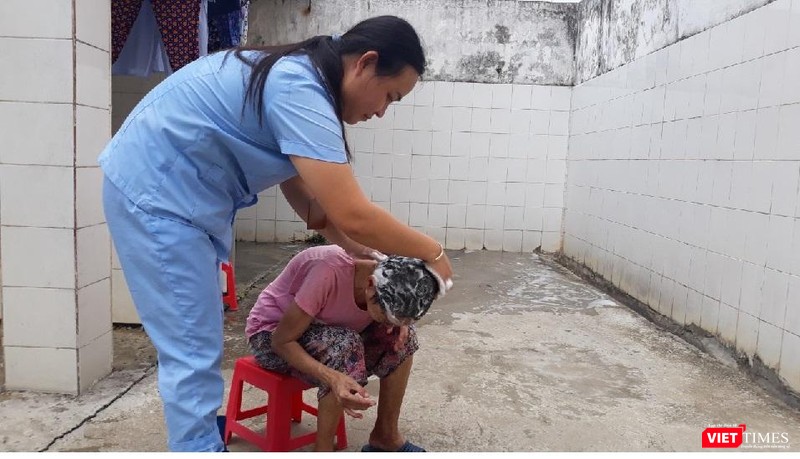 Chị Phương tận tình chăm sóc bệnh nhân.