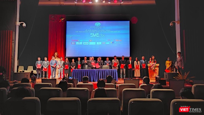 Toàn cảnh lễ khai mạc chương trình.