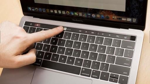 Touch Bar trên MacBook Pro cao cấp ra mắt sau năm 2016. Ảnh: CNET