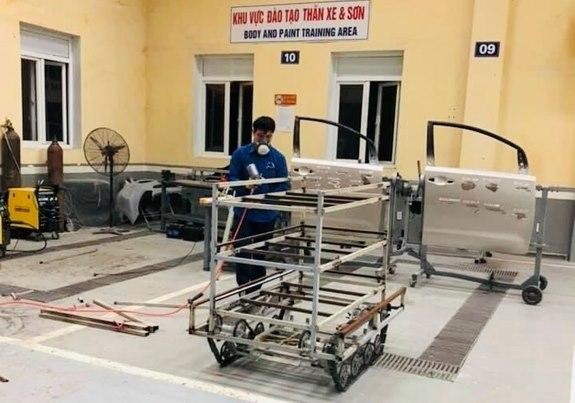 Các thành viên trong nhóm nghiên cứu đã làm việc liên tục, với quyết tâm hoàn thành chế tạo robot sớm phút nào hay phút ấy. Ảnh: Báo Hải Dương.