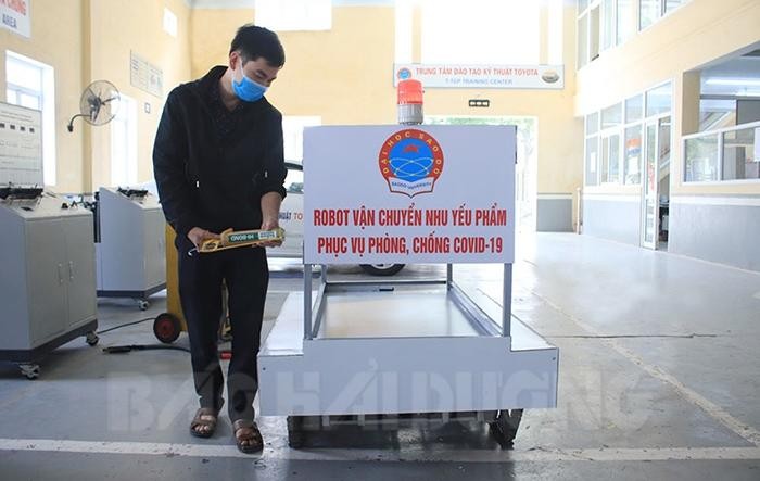 Cận cảnh “Robot vận chuyển nhu yếu phẩm phòng chống dịch COVID-19”. Ảnh: Báo Hải Dương.