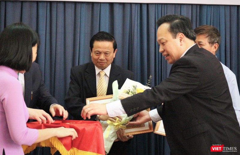 TS. Lê Doãn Hợp – Nguyên Bộ trưởng Bộ Thông tin và Truyền thông, Chủ tịch Danh dự Hội Truyền thông Số Việt Nam - nhận Huy hiệu 50 năm tuổi Đảng.