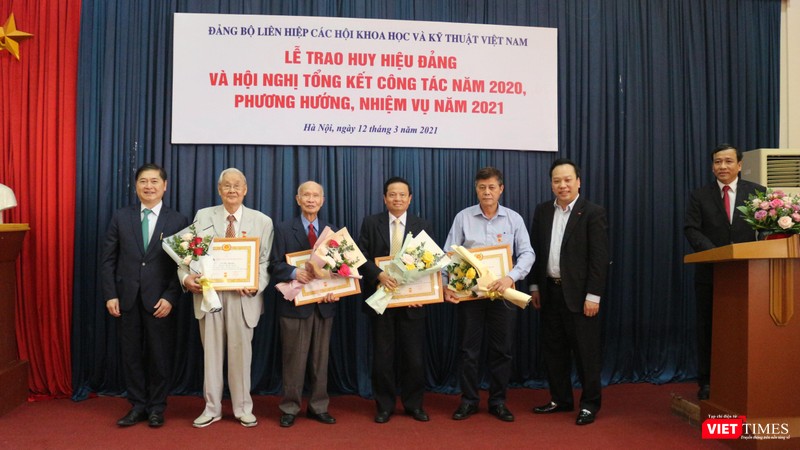 Các đảng viên nhận Huy hiệu 50 tuổi Đảng.