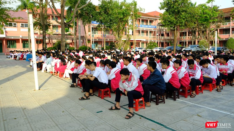 Học sinh trường THPT chuyên Lê Quý Đôn, Quảng Trị tham dự lễ khai mạc cuộc thi.