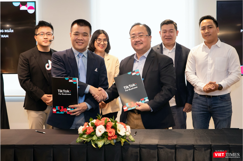 TikTok ký kết hợp tác chiến lược với Hiệp hội Thương mại Điện tử Việt Nam (VECOM). TikTok ký kết hợp tác chiến lược với Hiệp hội Thương mại Điện tử Việt Nam (VECOM).