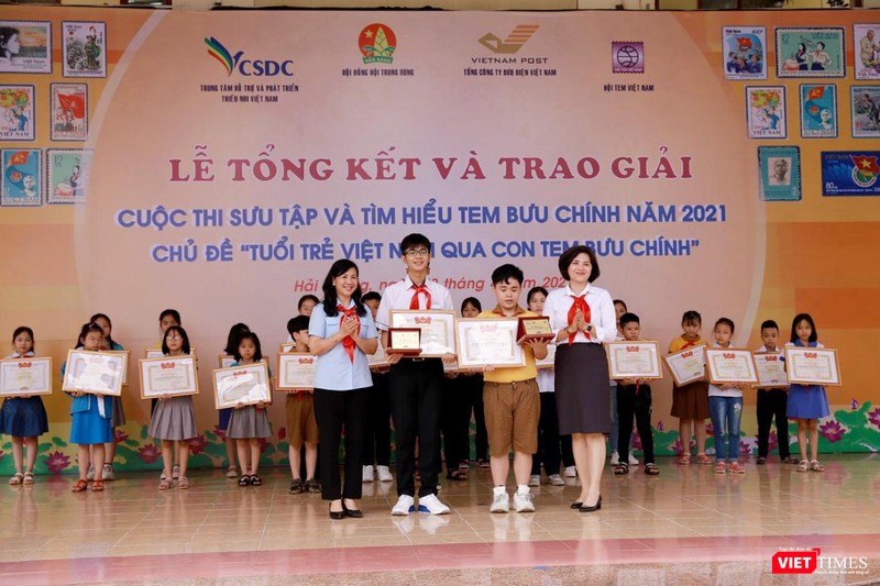 Ban tổ chức trao giải cho các thí sinh có bài thi xuất sắc.