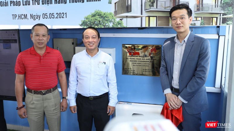 Các đại diện tham gia lễ công bố dự án.