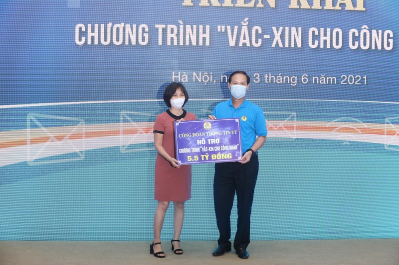 Thừa ủy quyền của Lãnh đạo Bộ TT&TT, Công đoàn TT&TT Việt Nam đã hỗ trợ 5,5 tỉ đồng cho ban tổ chức. Ảnh: Bộ TT&TT. Thừa ủy quyền của Lãnh đạo Bộ TT&TT, Công đoàn TT&TT Việt Nam đã hỗ trợ 5,5 tỉ đồng cho ban tổ chức. Ảnh: Bộ TT&TT.